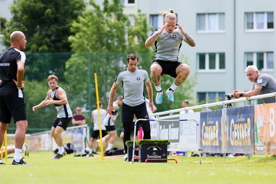 Das ist gemein bei diesen Temperaturen! FCE-Athletik-Trainer Werner Schoupa (58, r.) baute einen Bierkasten als Hürde ein. Marvin Stefaniak (28) nahm sie mühelos.