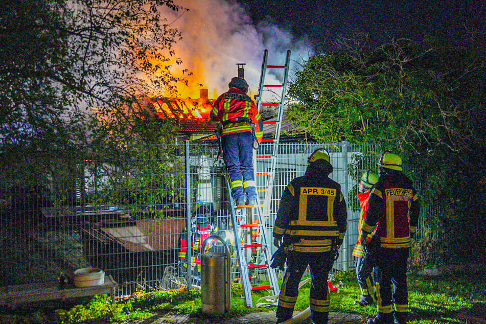 Die Feuerwehr war mit vielen Kräften am Einsatzort, um ein Übergreifen des Feuers zu verhindern.