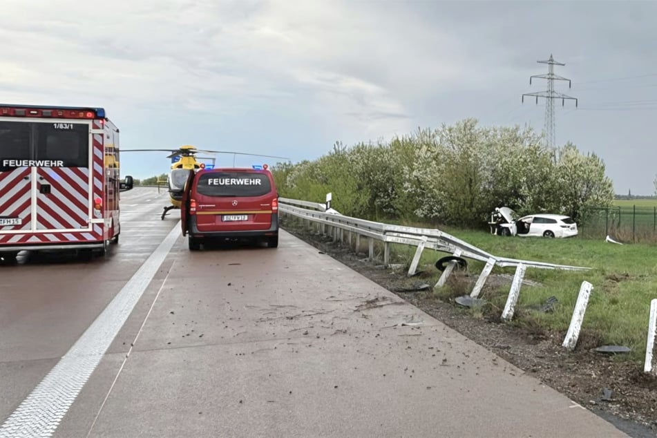 Ein Rettungshubschrauber landete auf der Fahrbahn.