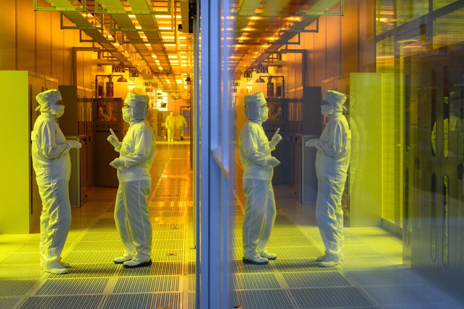 Fachkräfte gesucht: Mitarbeiter des Chipkonzerns Infineon stehen im Reinraum der Chipfabrik.
