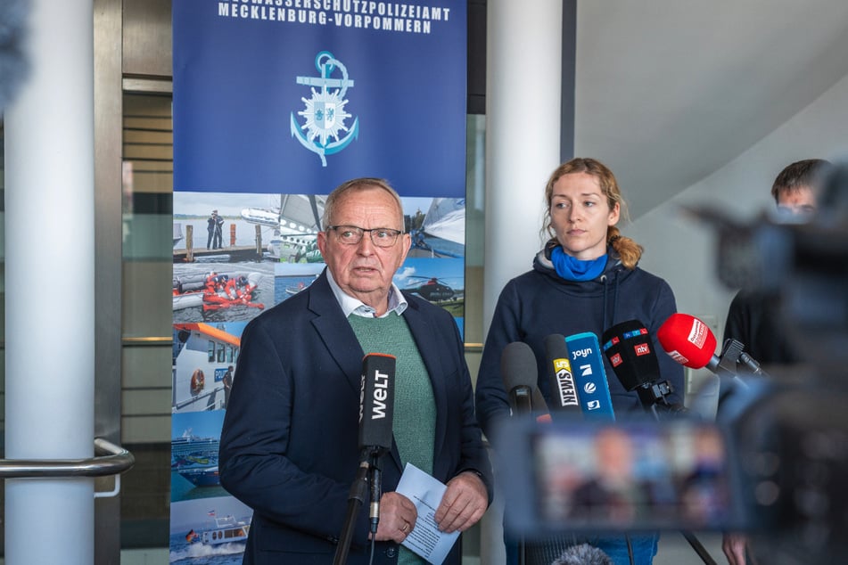 Mecklenburg-Vorpommerns Umweltminister Till Backhaus (67, SPD) kündigte die Einrichtung einer Wal-Wacht an.