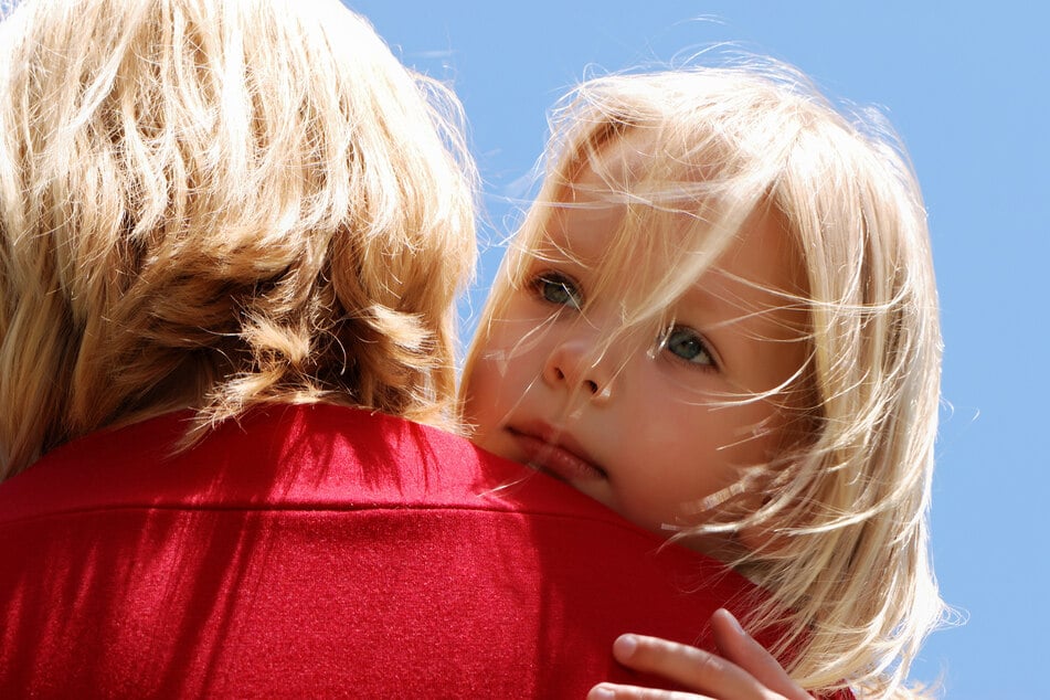 Die Kuscheleinheiten mit Mama sorgten bei dem Mädchen wohl für eine verfrühte Pubertät. (Symbolbild)