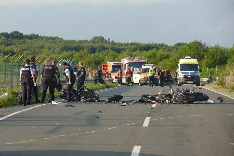 Die Polizei sichert am Freitagabend die Spuren zu dem verheerenden Crash. Auch das zweite Bike wurde völlig zerstört.