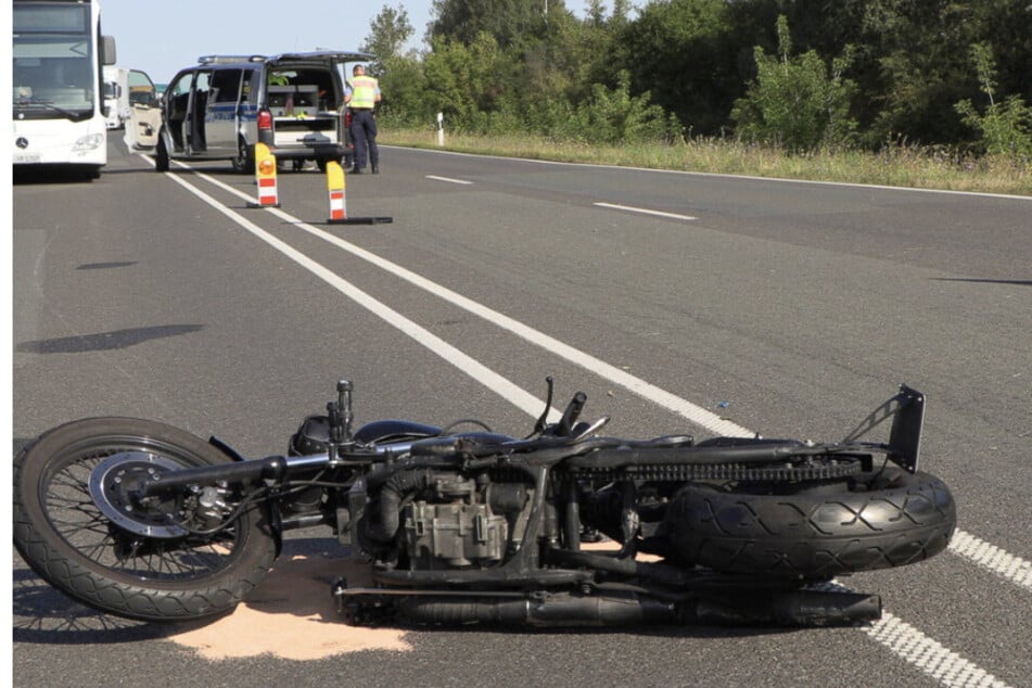 Motorradfahrer stürzt auf Bundesstraße und wird verletzt