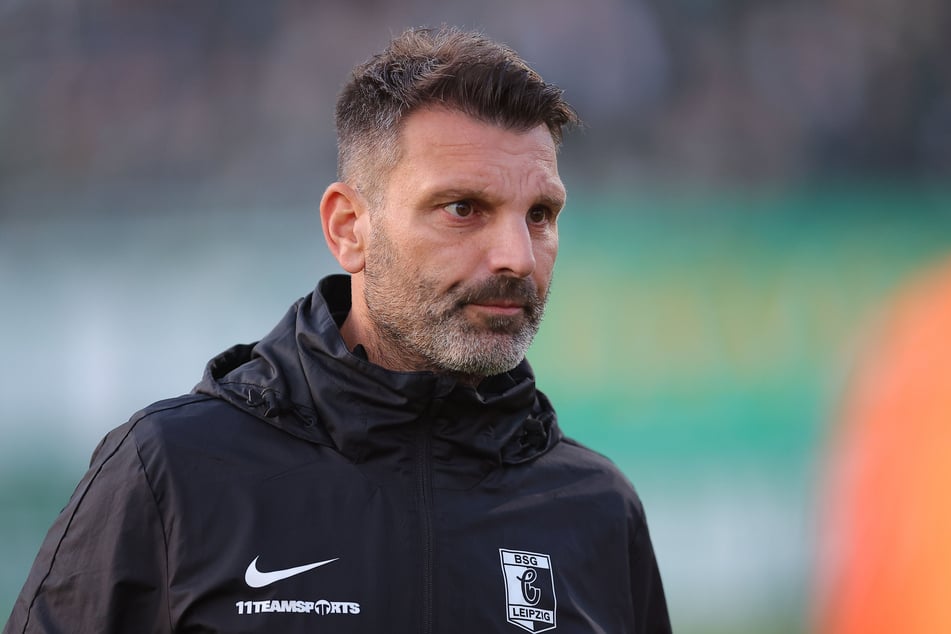 Chemie Leipzigs Trainer Adrian Alipour (46) ist sauer wegen des "skandalösen" Urteils.