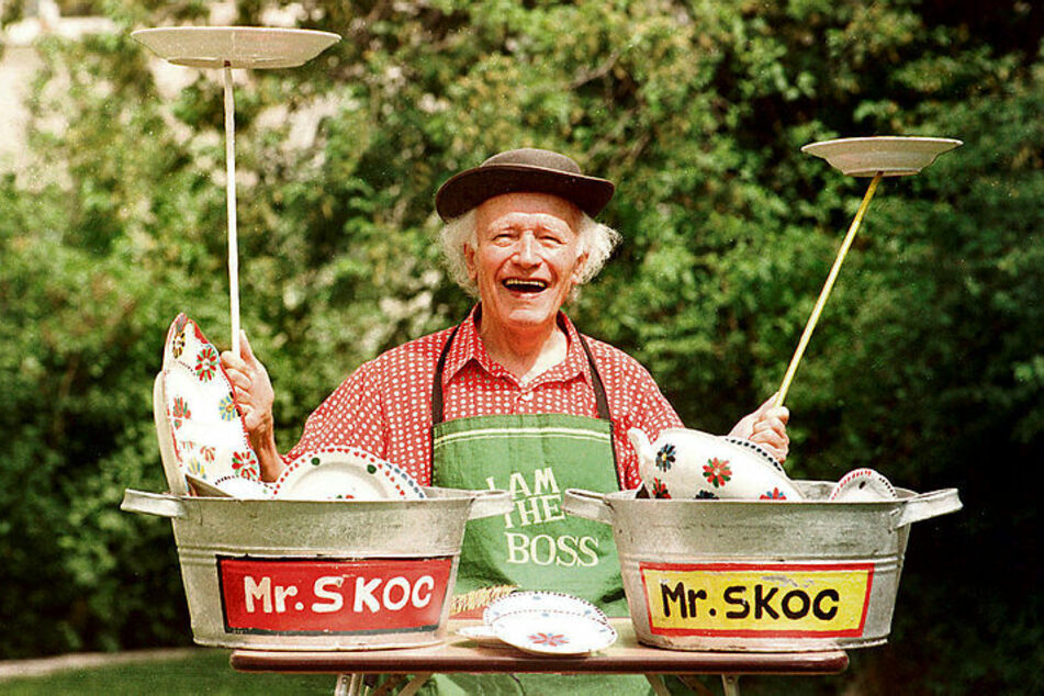 Die Paradenummer von Václav Mrskoc alias Mr. Skoc war die berühmte Tellerjonglage. Mit ihr trat er nicht nur im Zirkus auf.