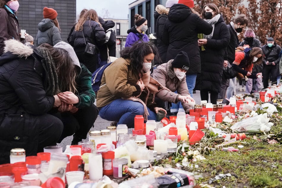 Studenten legten an der Universität zahlreiche Kerzen nieder und gedachten den Opfern.