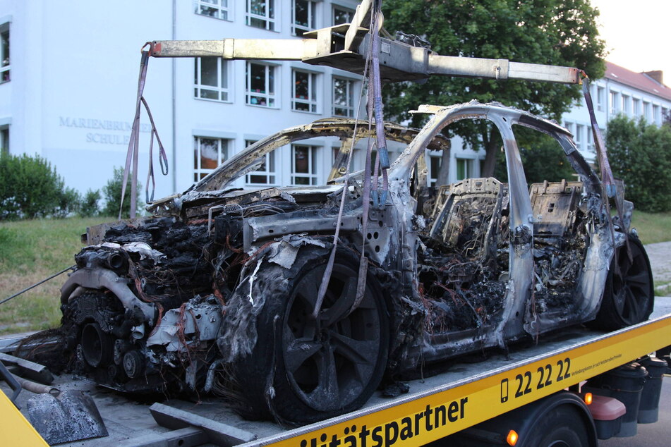 In der Nacht auf Montag brannten in Leipzig mehrere Fahrzeuge.