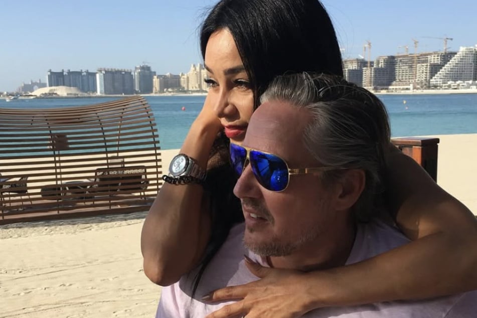 Gemeinsam mit ihrem Mann Franjo (56) und ihrem Sohn Rocco (14, nicht im Bild) zieht es Verona Pooth (57) nach Dubai.