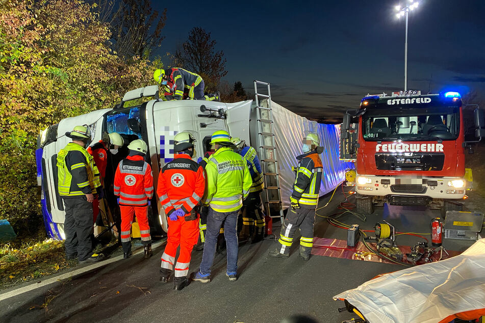 Der Fahrer des 40-Tonners war in seinem Führerhaus eingeschlossen.