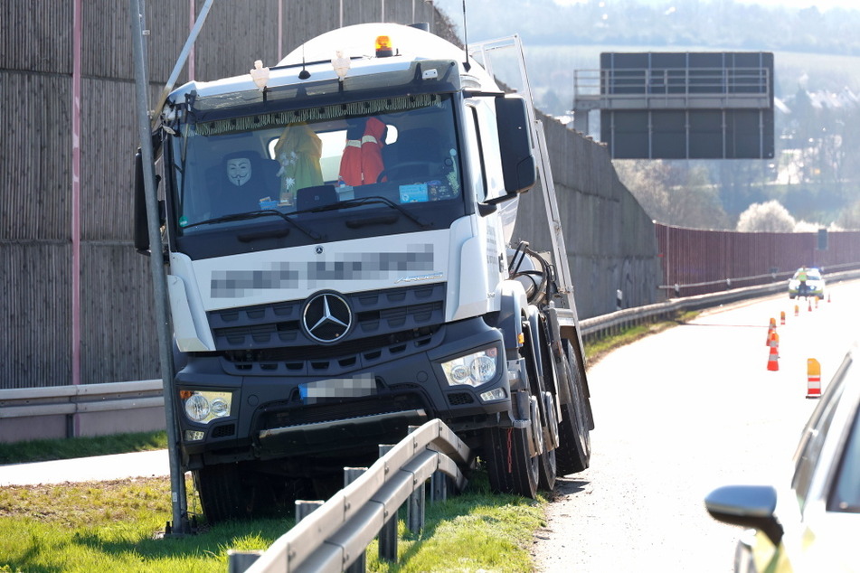 Der Transporter bliebt auf der Leitplanke hängen.