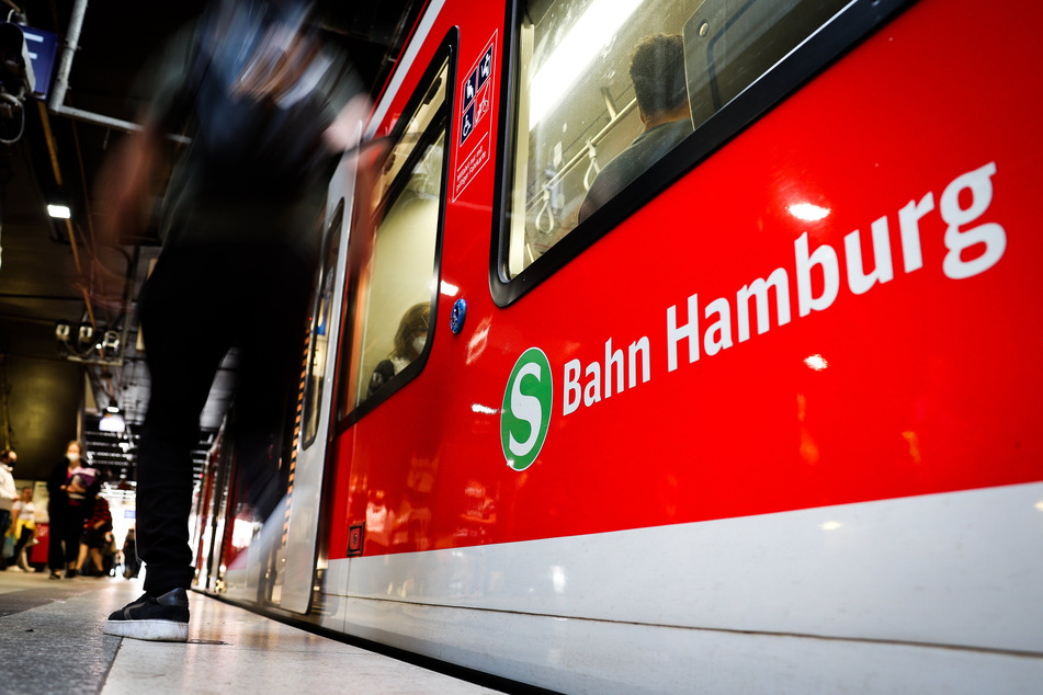 Ein 24-jähriger Mann mit 3,8 Promille hatte sich am Donnerstag gefährlich nah auf die Gleise der S-Bahn am Hamburger Hauptbahnhof begeben. (Symbolbild)
