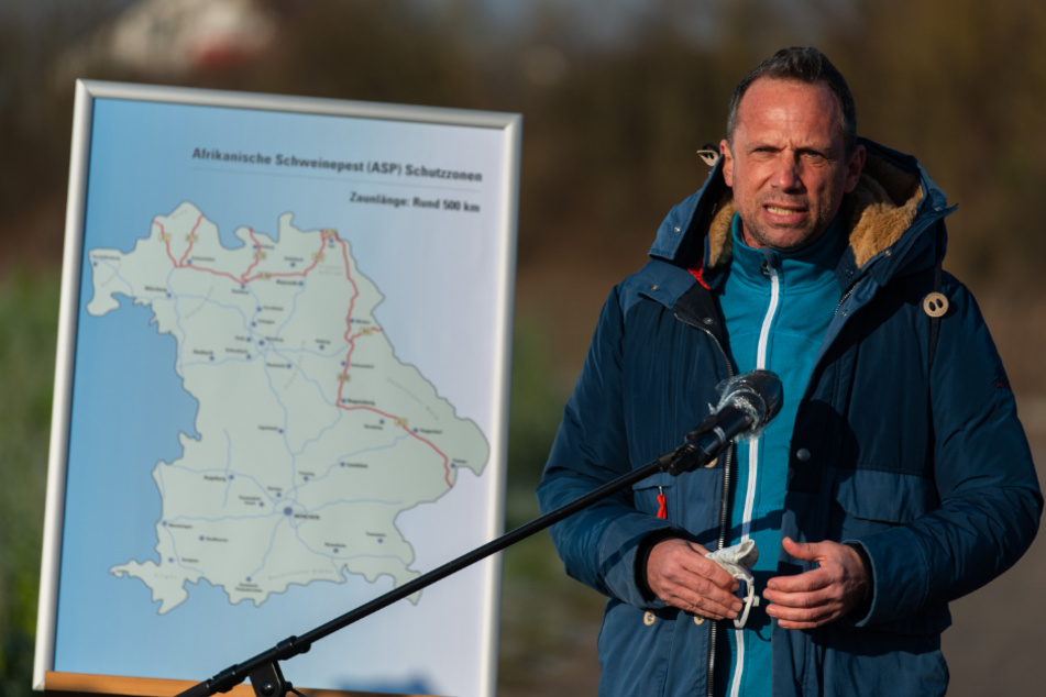 Der bayerische Umweltminister Thorsten Glauber (Freie Wähler) informiert bei einem Termin über den aktuellen Stand zur Errichtung von Wildschutzzäunen zum Schutz vor der Afrikanischen Schweinepest.