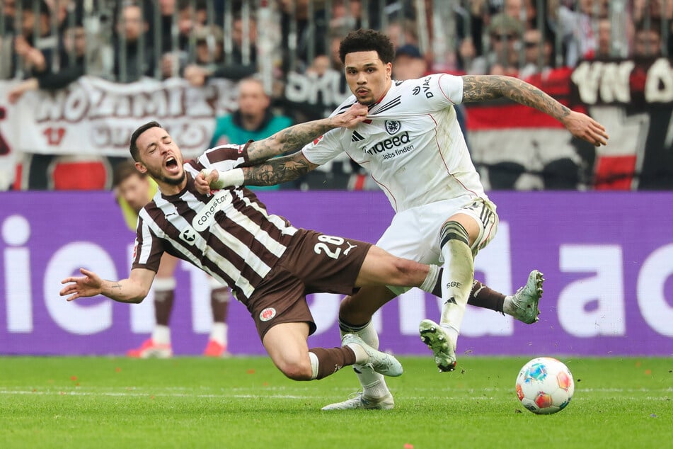 Nnamdi Collins (22, r.) war nach dem mageren 0:0 auf St. Pauli angefressen, ob der verlorenen Punkte im Kampf um Europa.