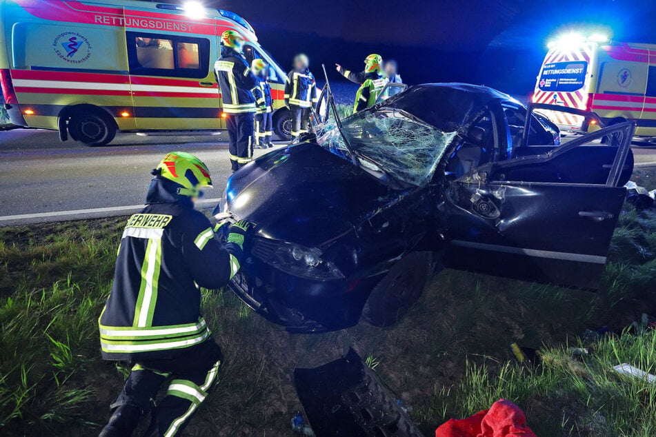 Der Seat-Fahrer (18) kam von der Straße ab und knallte gegen einen Baum.
