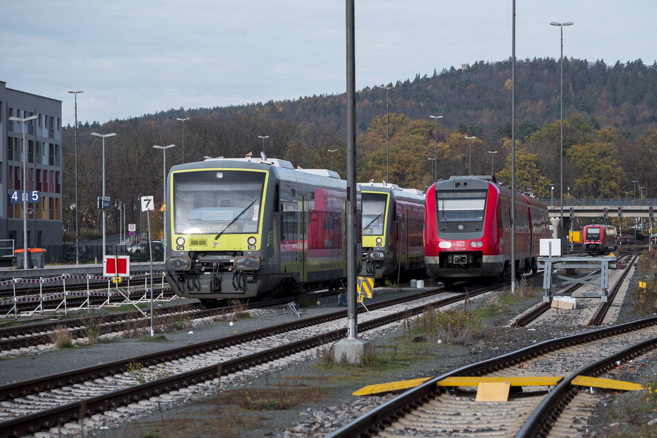 Geht es nach dem Bundesverkehrsministerium sollen auf vielen Teilabschnitten der Sachsen-Franken-Magistrale weiter Dieselloks fahren.