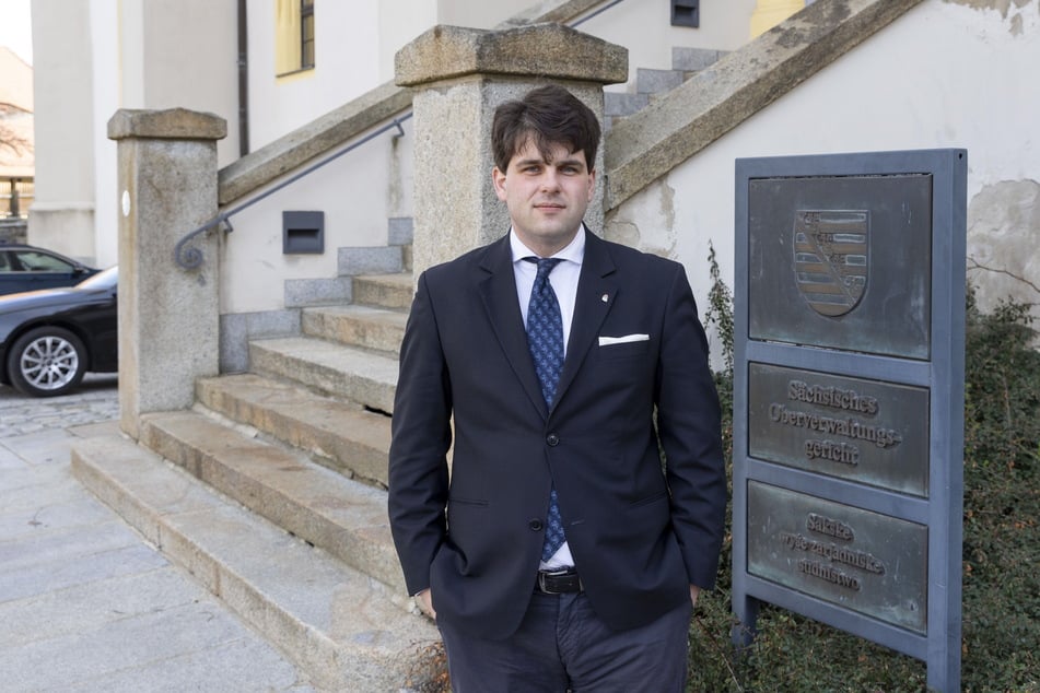 Rechtsanwalt Stephan Schumann (35) vertritt den Dresdner Arzt und Stadtratskandidaten, der gegen die Landesdirektion klagt und die OB-Wahl 2022 für ungültig hält.