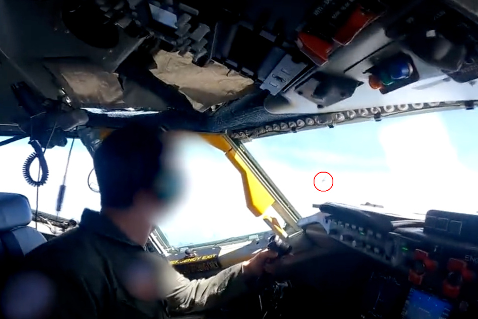 Schließlich dreht die Shenyang J-16 ab und fliegt von dannen. Die Besatzung des US-Flugzeuges filmt den Vorfall vom Cockpit aus.