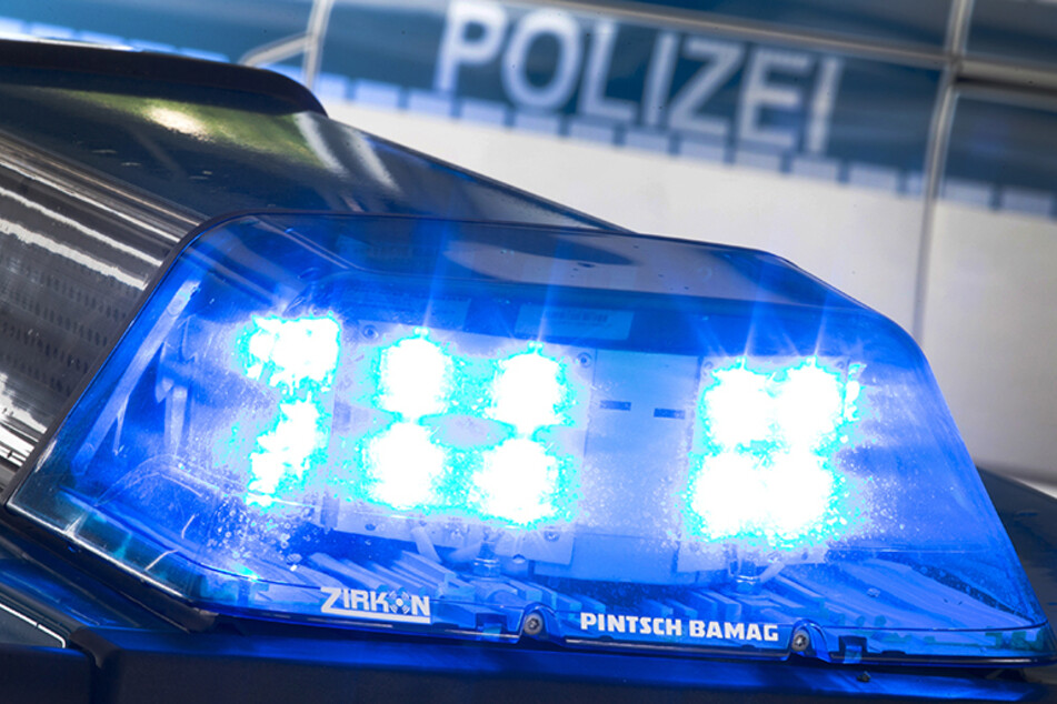 In Zwickau wurde am Mittwoch die Wohnung einer 67 Jahre alten Frau durchsucht, die mehrere Drohbriefe verfasst haben soll. Sie räumte die Taten ein. (Symbolbild)
