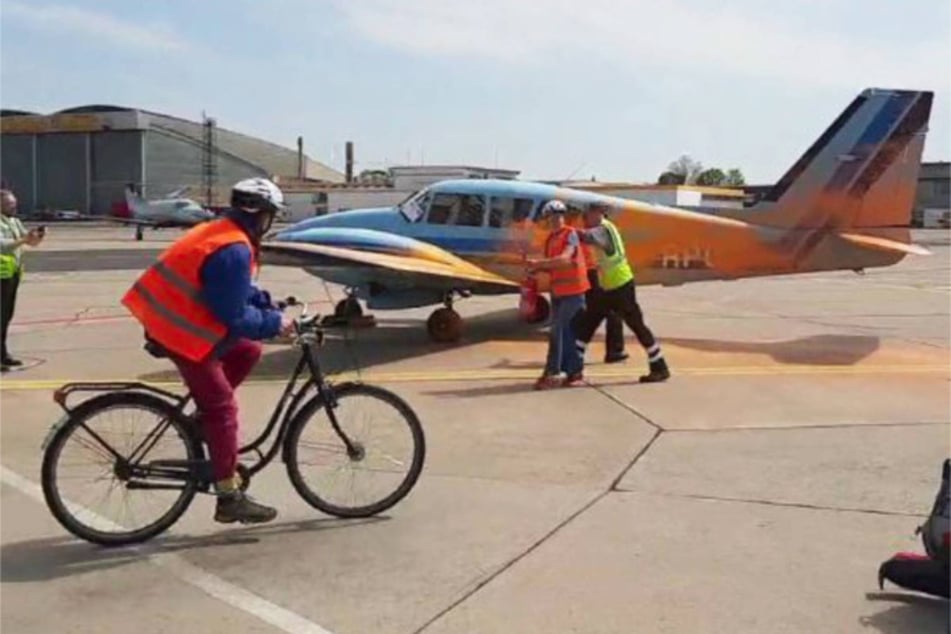 Mitglieder der Letzten Generation drangen auf das BER-Gelände ein und sprühten ein Flugzeug orange an.