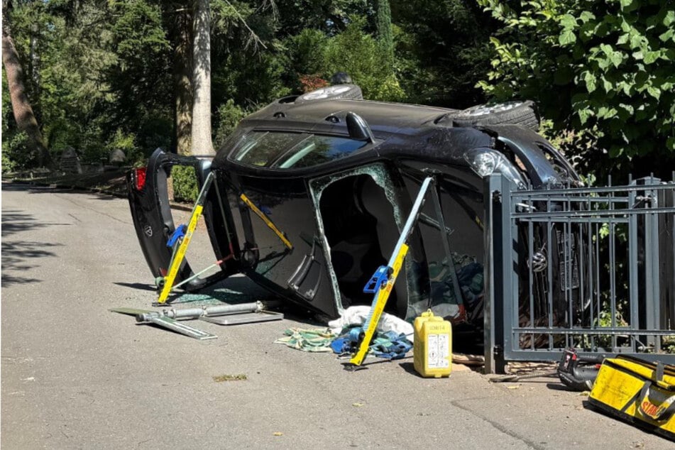 VW überschlägt sich auf Friedhof: Rentner kommt verletzt in Klinik