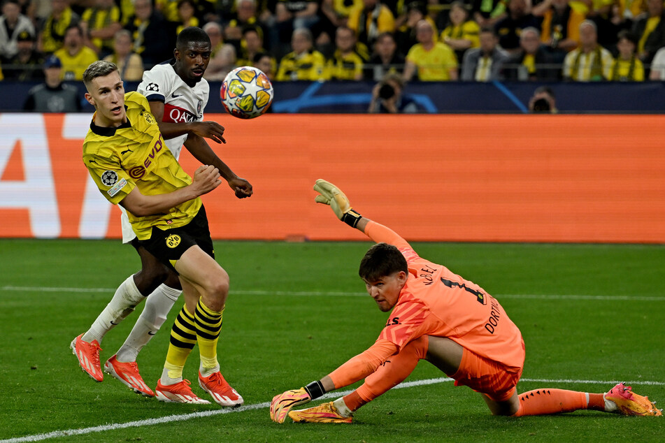 Gregor Kobel (r.) bewahrt dem BVB mit seiner Fußabwehr das 1:0.