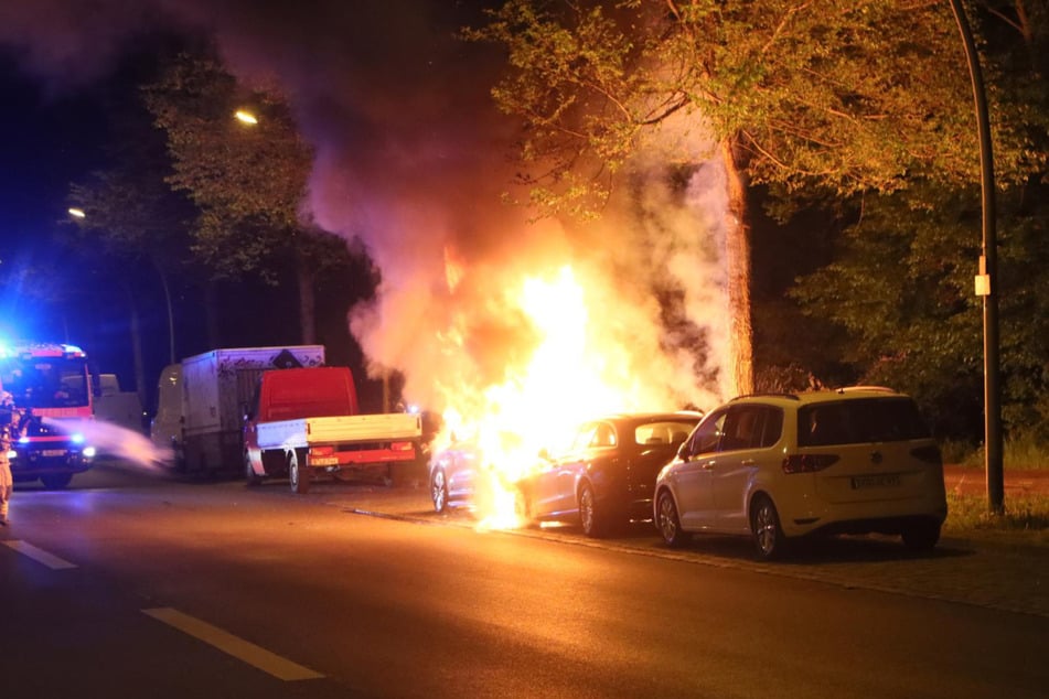 Ein Renault SUV und ein Mercedes-Benz standen am Columbiadamm in Flammen.