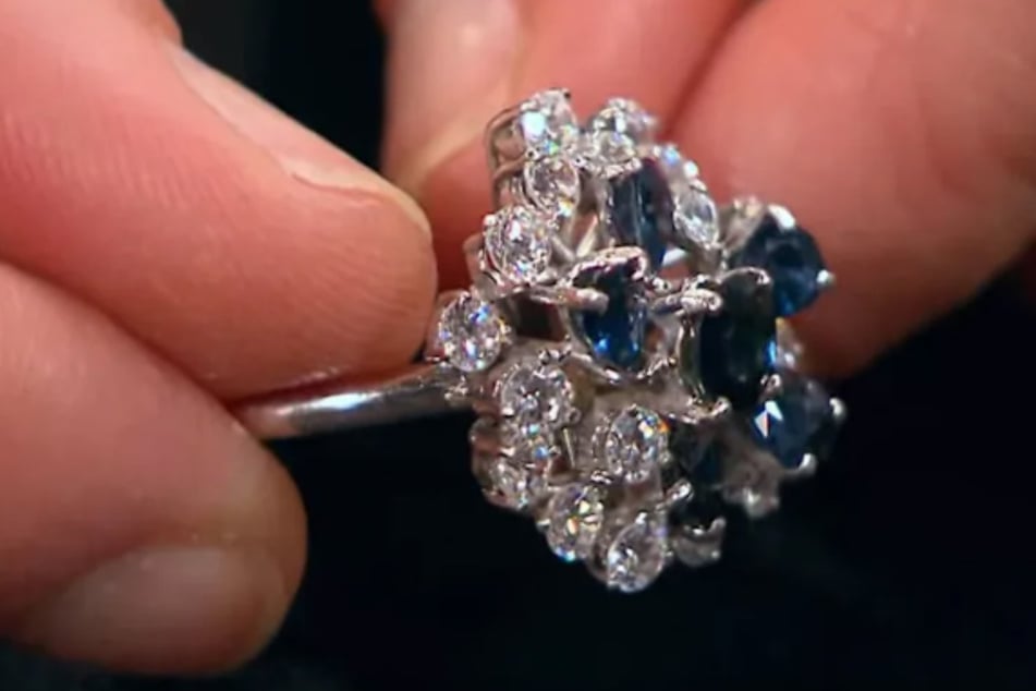Echte Brillanten sucht die Expertin auf dem Ring vergeblich. Es handelt sich bei den weißen Steinen lediglich um synthetisch hergestellte Zirkonia.