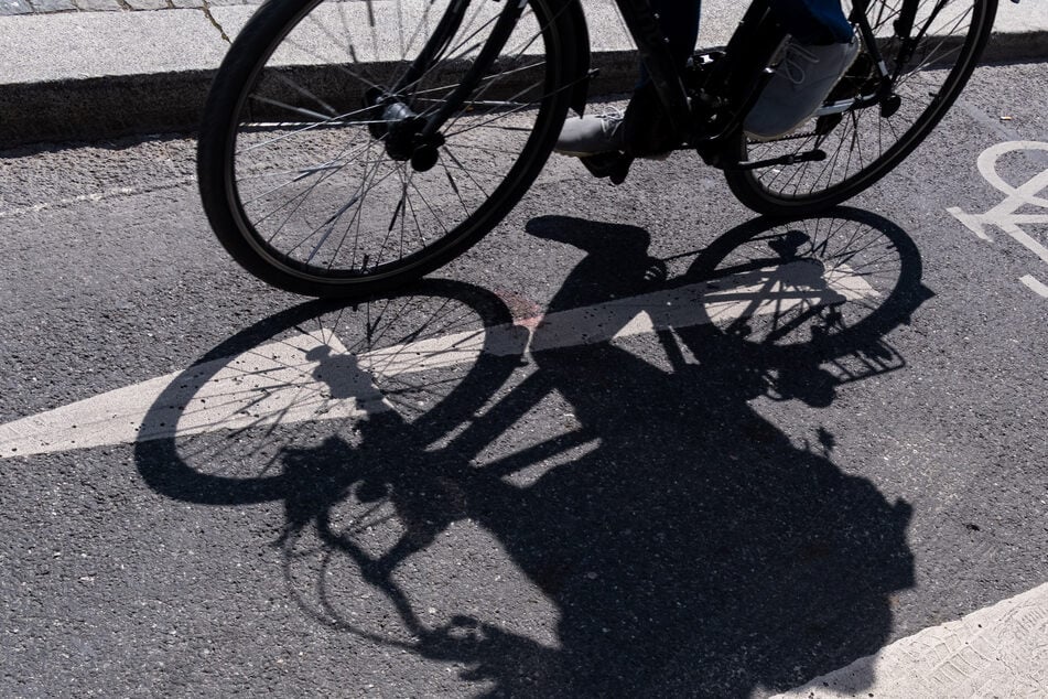Der Fahrradfahrer stürzte unglücklich und musste im Krankenhaus behandelt werden. (Symbolbild)