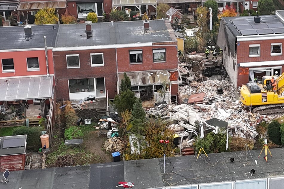 Nach Explosion eines Reihenhauses: Bewohner weiterhin vermisst, Sicherungen laufen