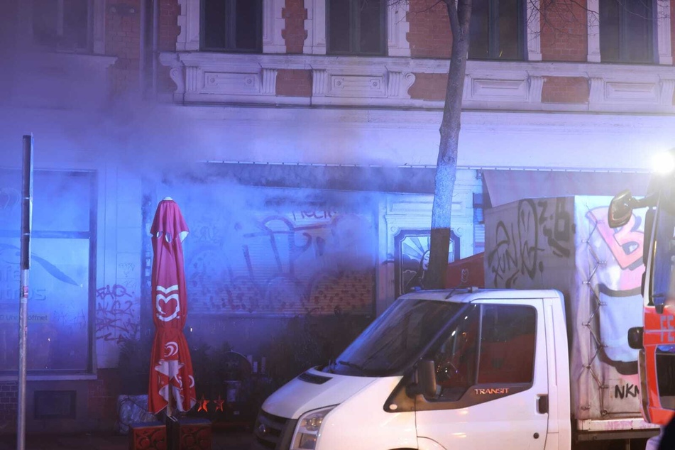 Dichter Rauch dringt aus einem Gebäude in der Bornaischen Straße in Connewitz – ein Nebengebäude steht in Flammen.