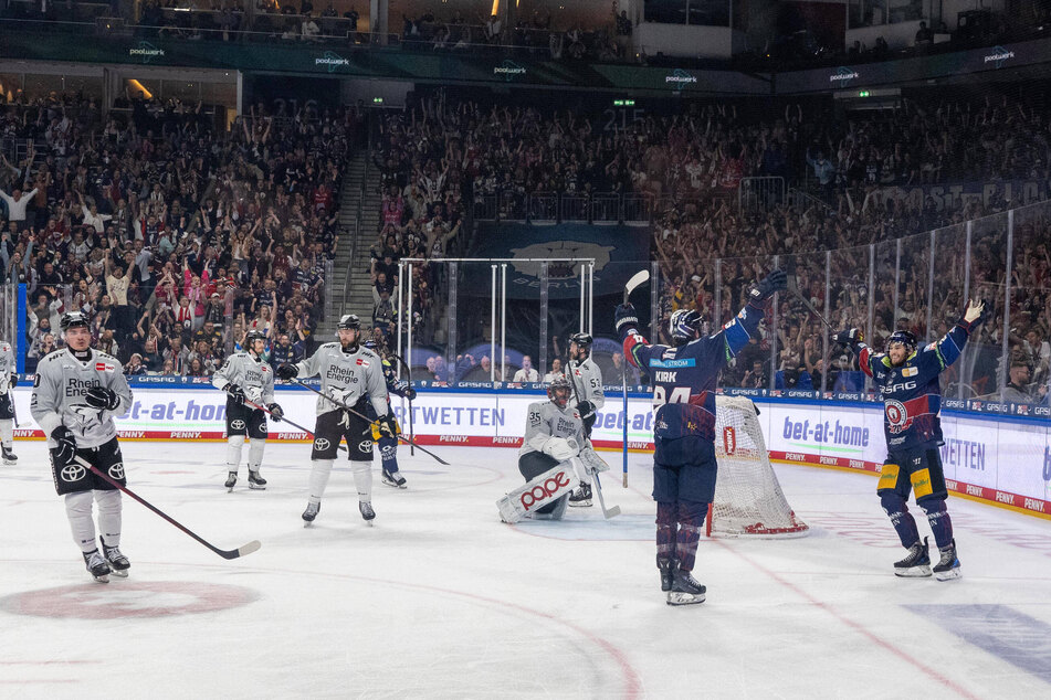 Eisbären jubeln nach dem Tor zum 4:1: Haie-Goalie Julius Hudacek (37) wurde im Finale um die Meisterschaft regelrecht abgeschossen.