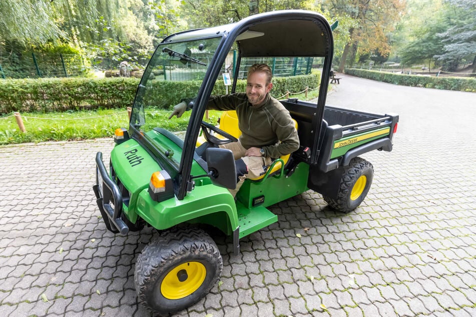 Kai Radvan (44) flitzt mit der nützlichen, über eine Schenkung finanzierten E-Karre durch den Tierpark. Das emissionsarme und leise Gefährt kann auch zum Tiertransport eingesetzt werden.