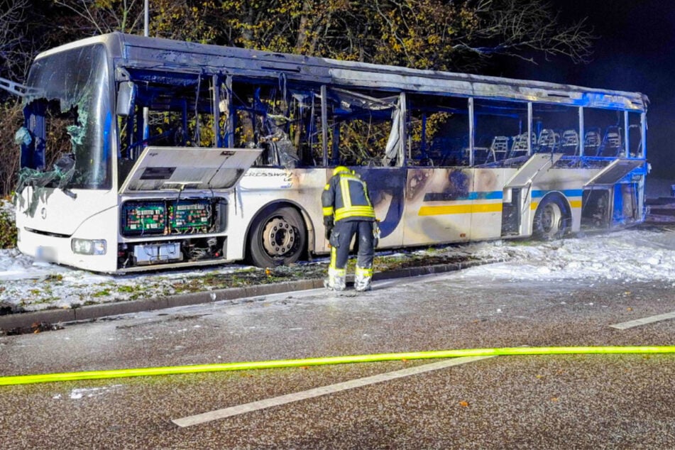 Linienbus komplett ausgebrannt! Fahrer rettet sich aus Feuerhölle