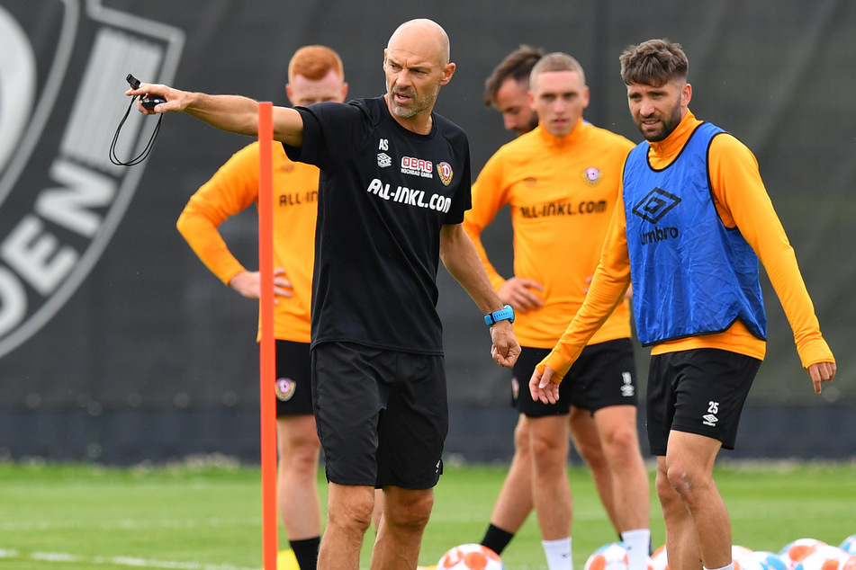 Trainer Alexander Schmidt (52) zeigt, wo es lang geht. Mit welcher Elf er startet, verrät er aber nicht.