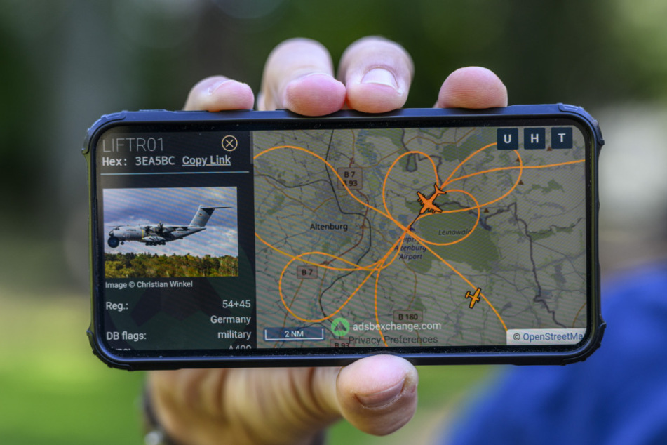 Fliegen meist Schleifen am Himmel: Route eines A400M in der App, der Anfang September am Flughafen in Altenburg Starts und Landungen übte.