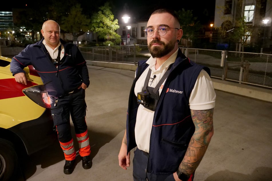 Die Retter Ronny Lohse (44, l.) und Colin Struthoff (29) in der Nachtschicht – ein Fernsehteam hat sie begleitet.