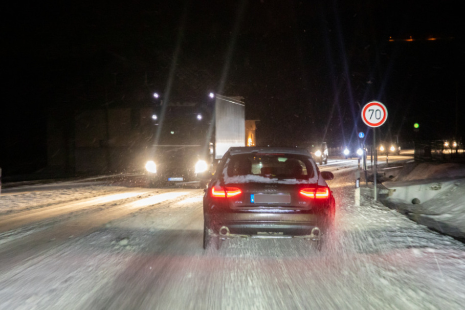 Der Neuschnee sorgte am heutigen Dienstagmorgen unter anderem im Erzgebirge für glatte Straßen.