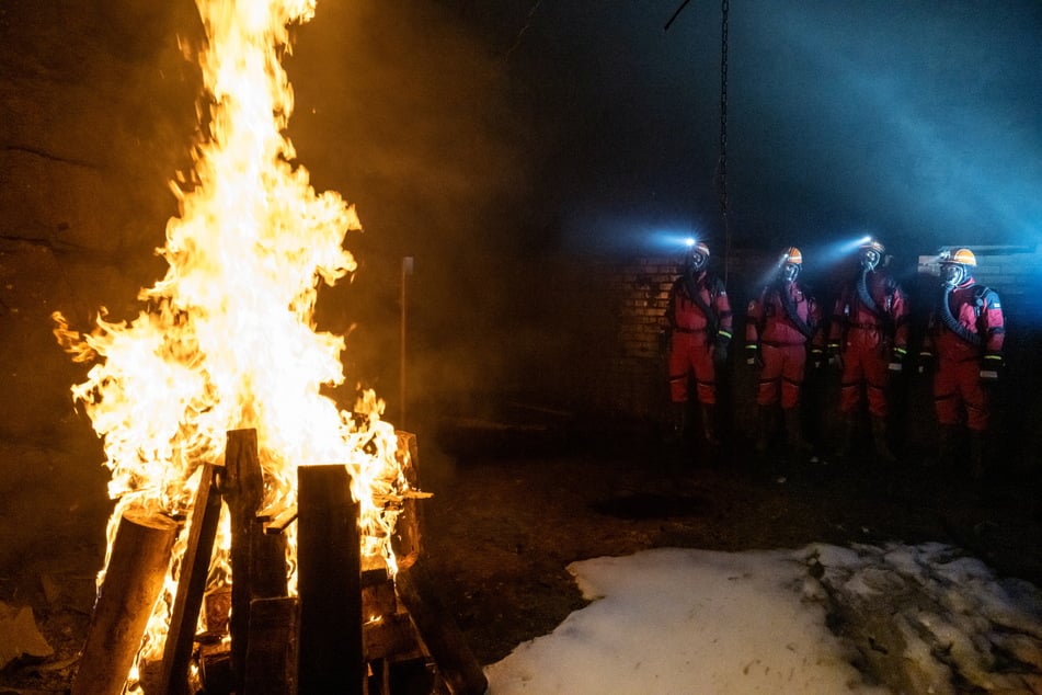 Bricht im Bergwerk ein Feuer aus, muss die Grubenwehr ran - denn die Feuerwehr kommt nicht in die Tiefe.