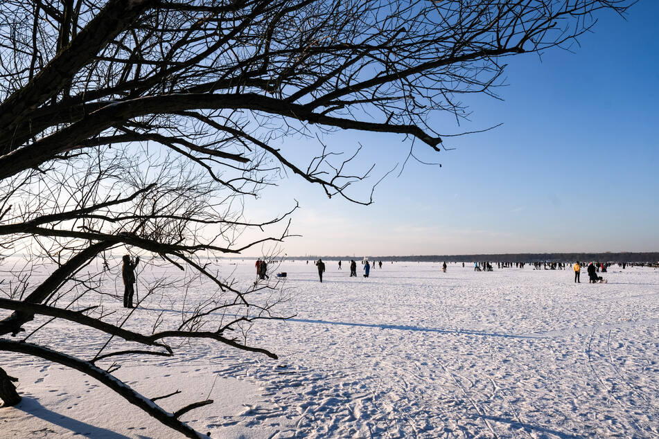 Auch wenn der Müggelsee selbst nicht zugefroren ist, kann man im Rübezahl in unmittelbarer Nähe Schlittschuhlaufen. (Archivbild)