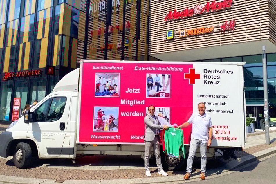 Textiltausch aus 2021 mit damaligem Center Manager und dem DRK Leipzig bei der Übergabe der Kleidung.