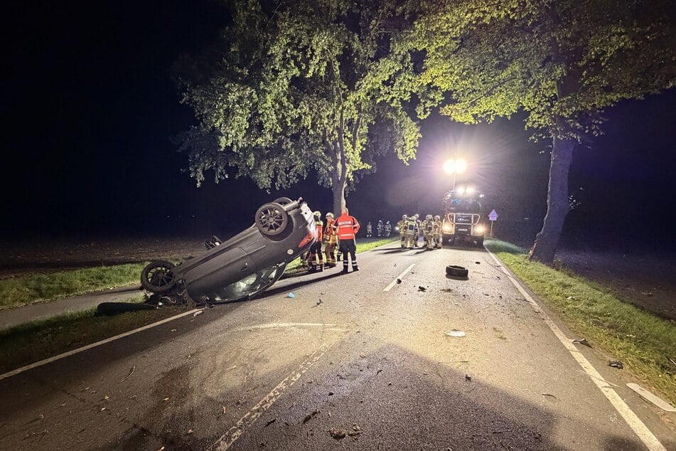 Auch Einsatzkräfte der Feuerwehr rückten zur Unfallstelle in der Nacht zu Montag aus.
