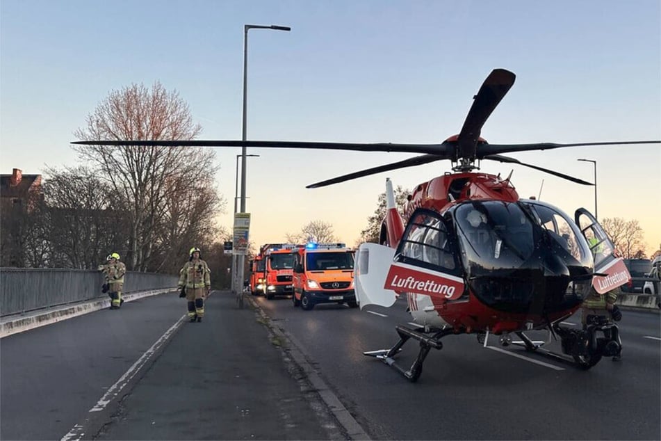 Ein Rettungshubschrauber ist zur Unterstützung auf einer nahe gelegenen Brücke gelandet.