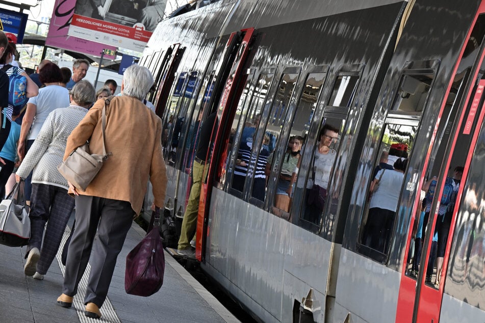 Mit dem Start des 49-Euro-Tickets könnte sich das Verkehrsaufkommen in den Zügen im Nahverkehr erhöhen. (Symbolfoto)