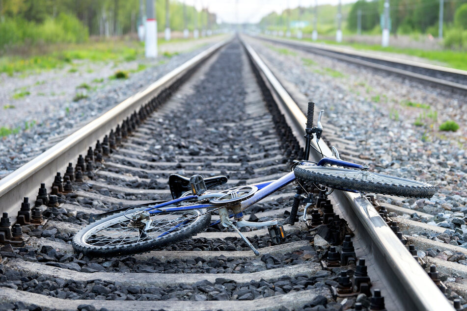 In Wolfen wurden mehrfach Fahrräder auf die Bahngleise gelegt. (Symbolbild)