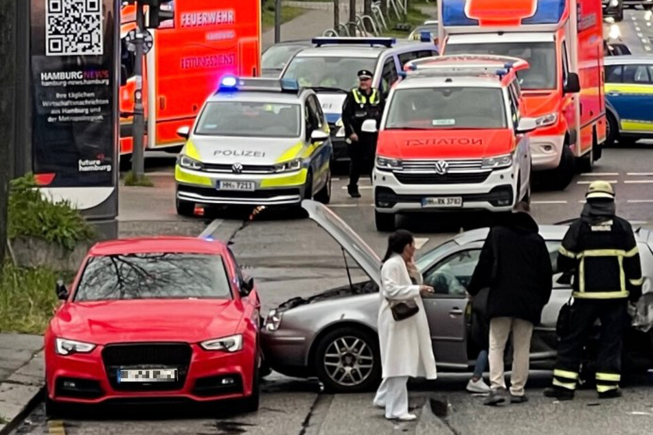 Mehrere Fahrzeuge waren am frühen Sonntagabend in einen Unfall auf der Spaldingstraße verwickelt. Die Feuerwehr war mit mehreren Einsatzkräften vor Ort.