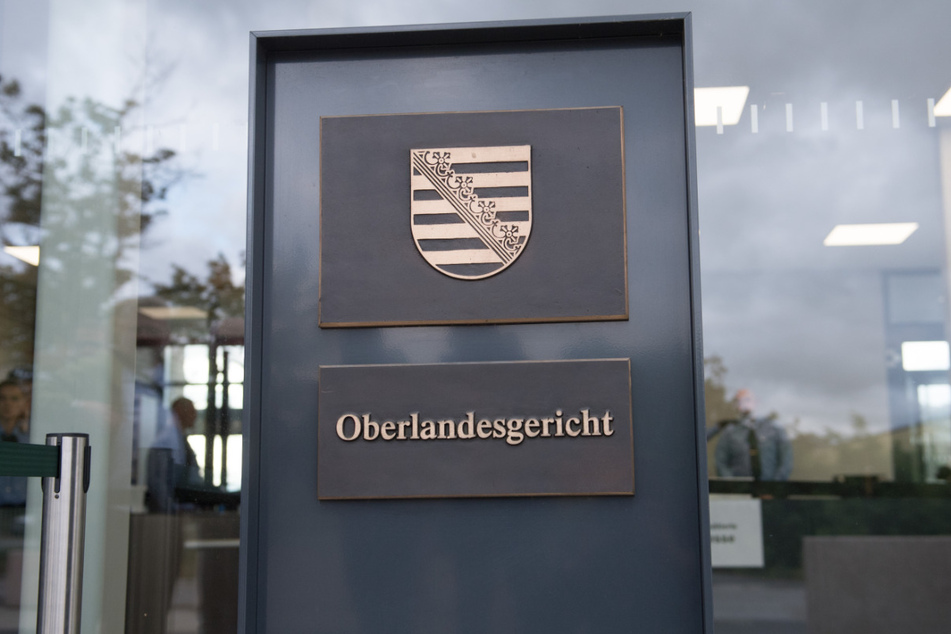 Der Eingangsbereich des Prozessgebäudes des Oberlandesgerichts Dresden.