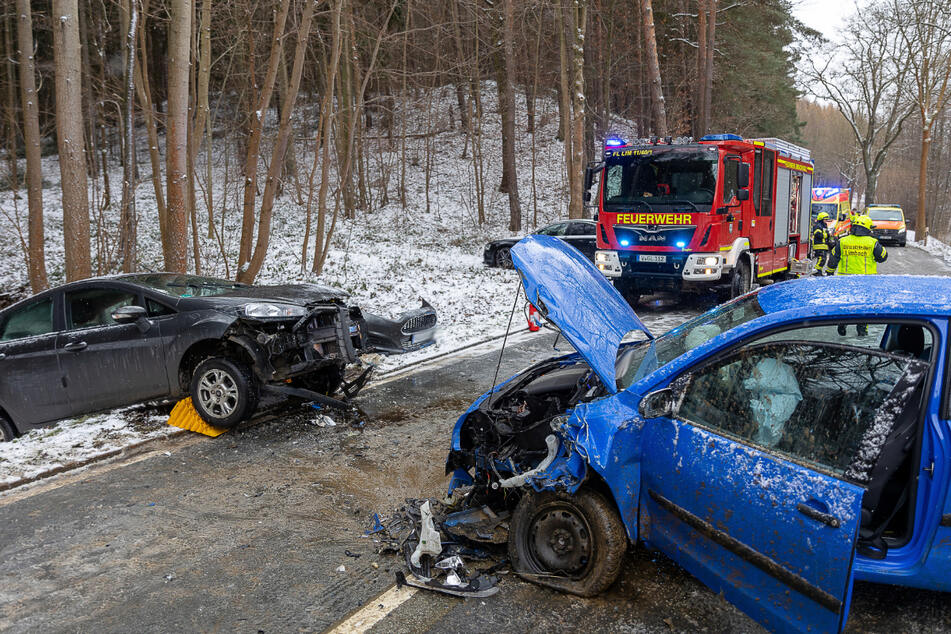 Am Donnerstagvormittag krachten ein Ford Fiesta und VW Polo frontal ineinander. Beide Fahrer wurden dabei verletzt.