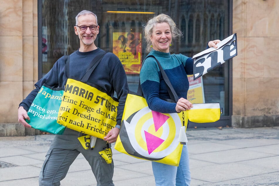 Vertriebschef Michael Stöhr (54) und Pressechefin Franziska Blech (57) zeigen die coolen Upcycling-Taschen.