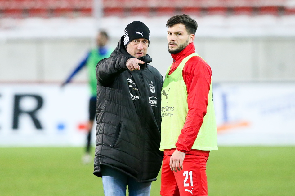 FSV-Trainer Joe Enochs (30, l.), hier mit Marco Schikora (26), hofft heute im Spiel bei Türkgücü München auf einen weiteren Coup seiner Zwickauer Mannschaft.